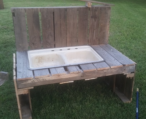 How to Make a Mud Kitchen